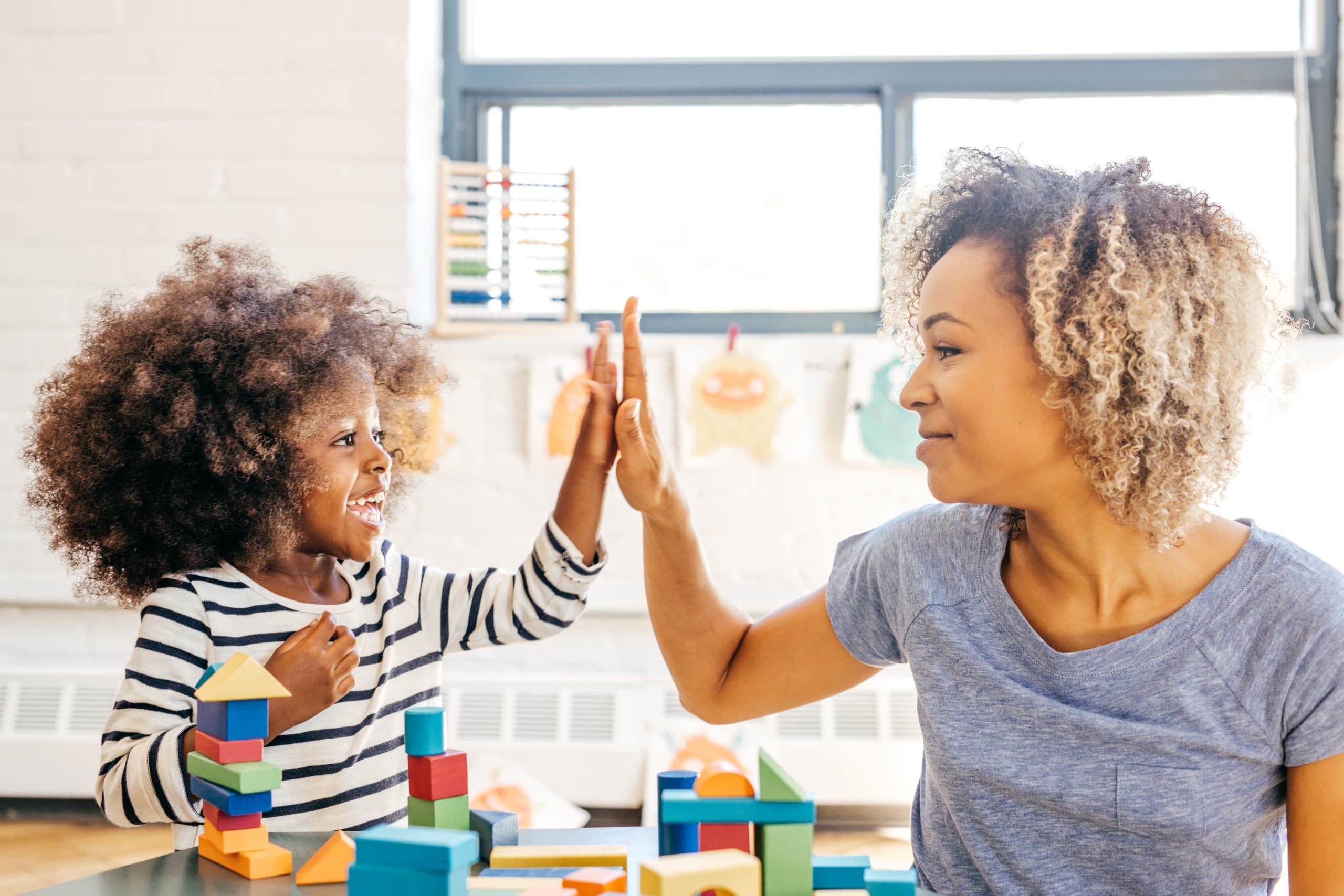Highfive_motherdaughter